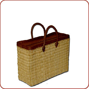 Reed basket with zipper